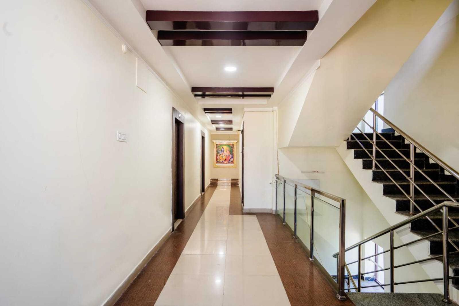Hotel Oyo Surya Teja Residency à Khammam Extérieur photo