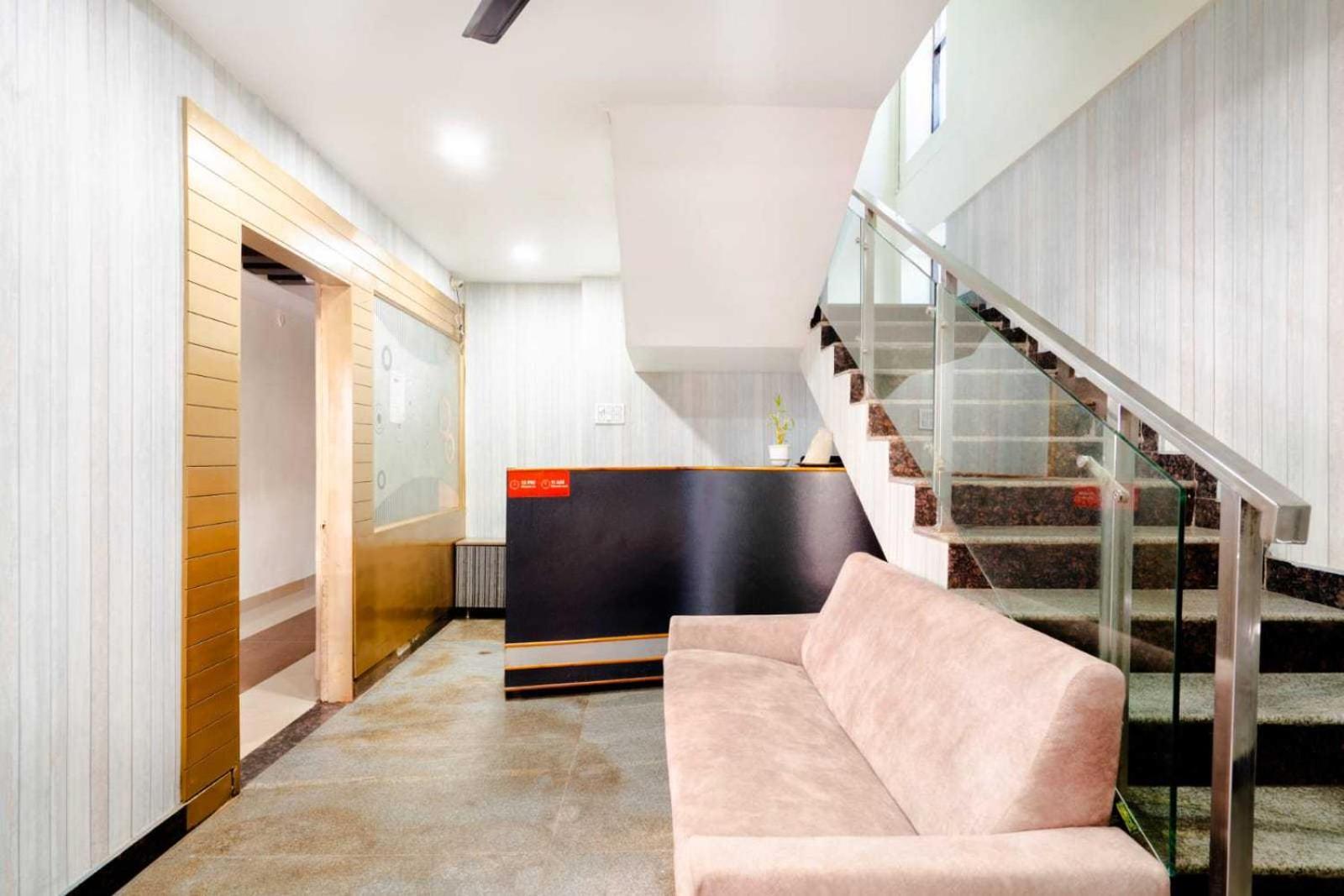 Hotel Oyo Surya Teja Residency à Khammam Extérieur photo
